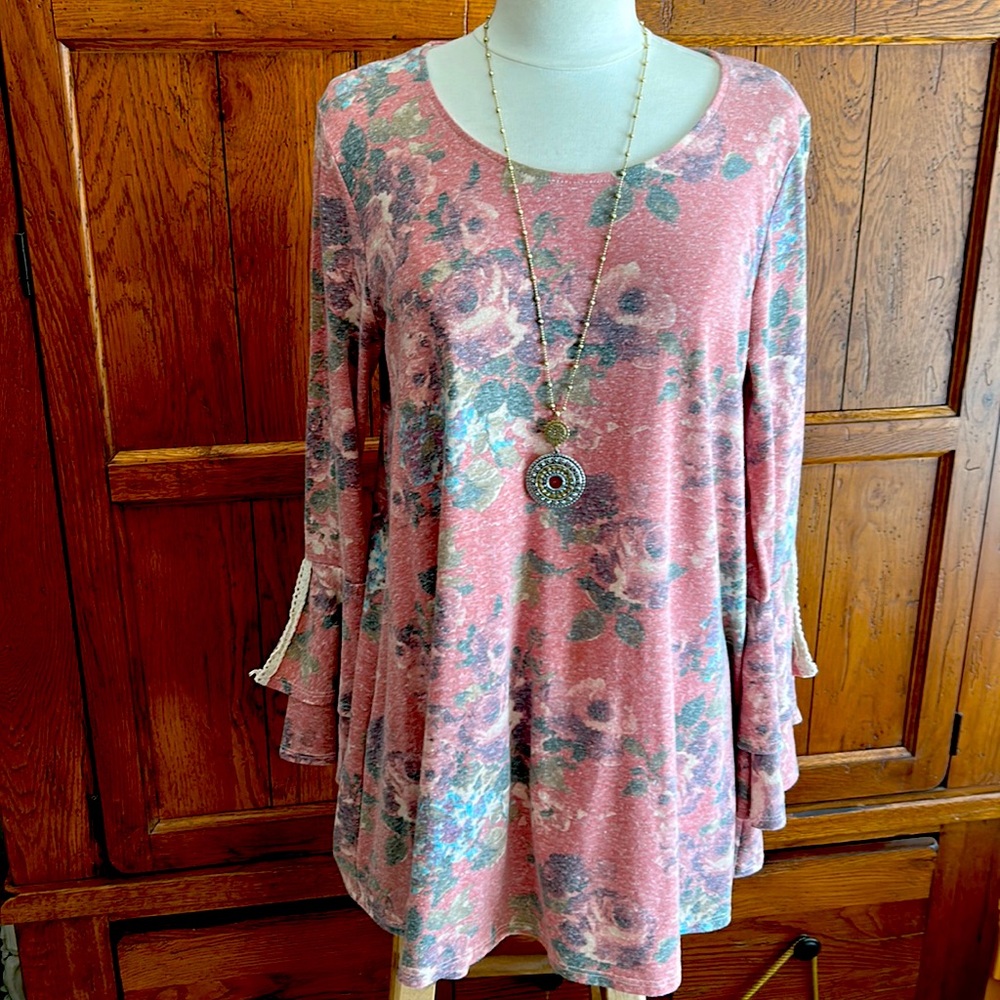 Pretty BOHO Floral TOP with Layered Bell Sleeves & Crocheted Lace Accents Medium